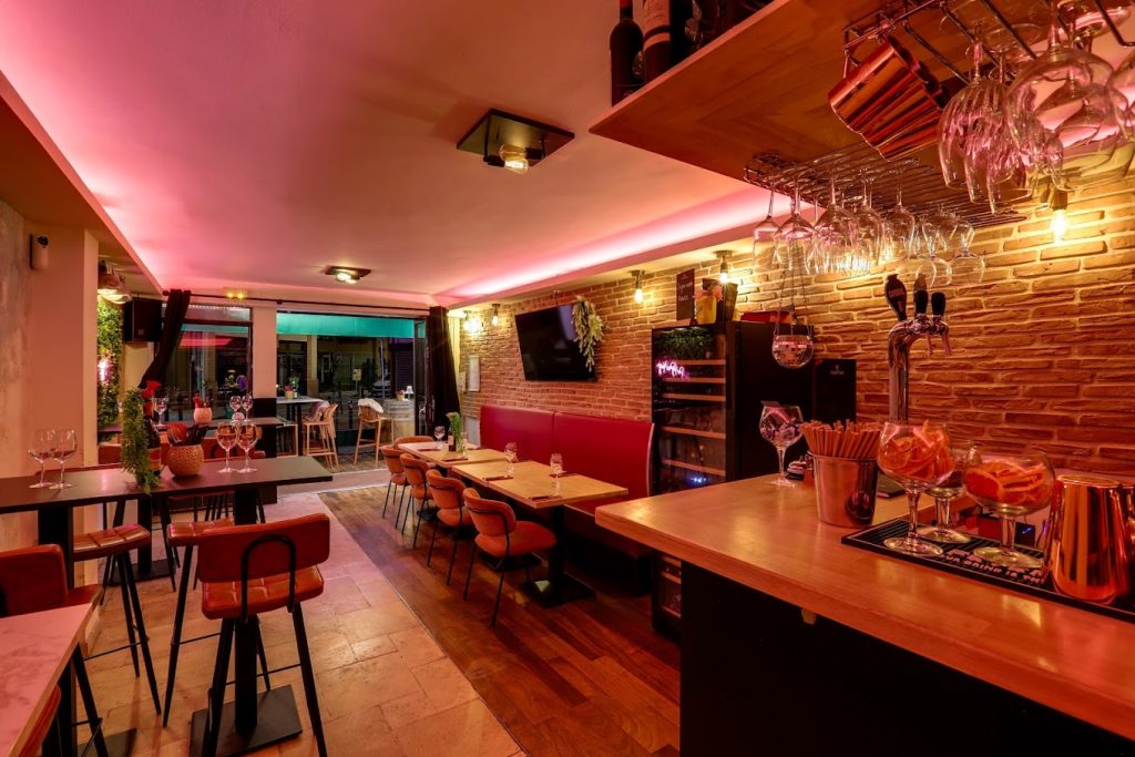 intérieur du bar le partage