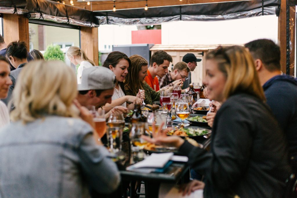 des amis qui mangent au restaurant